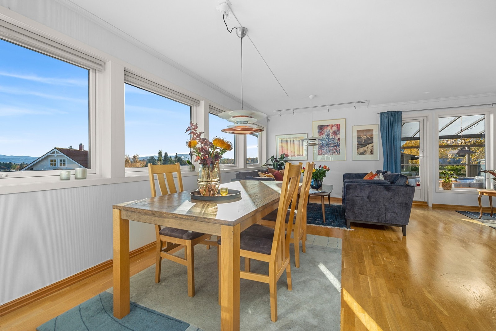 Boligen ligger meget fint til i terrenget, flott og fri utsikt, men godt skjermet for innsyn. Galleribilde