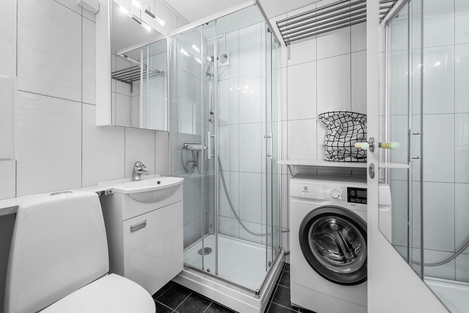 Utleiedel: Badet på 3m2 ble oppgradert i 2015, effektivt utnyttet med plass til både dusjkabinett og vaskemaskin. Galleribilde