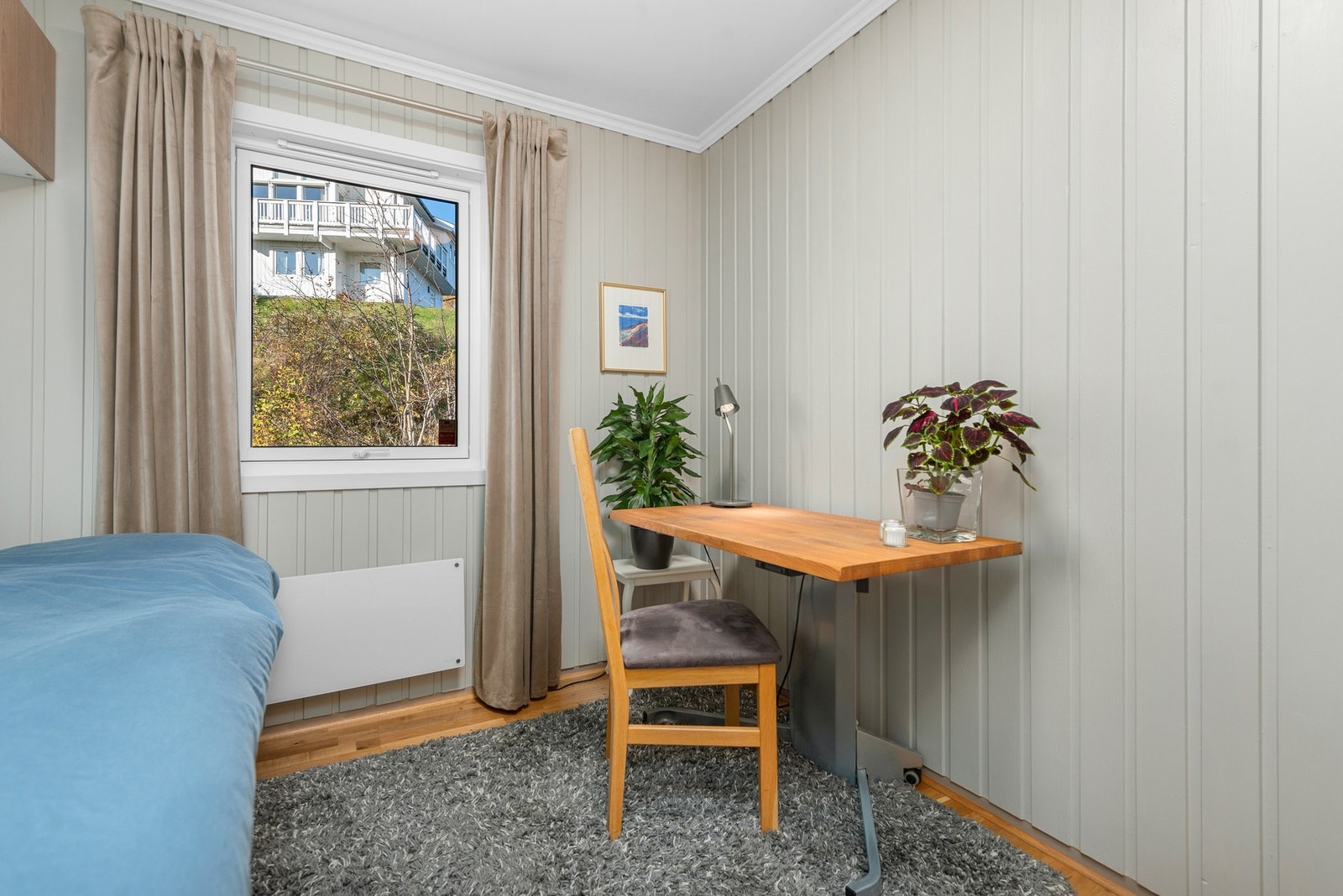 Her er det plass til både seng og kontorpult. Galleribilde