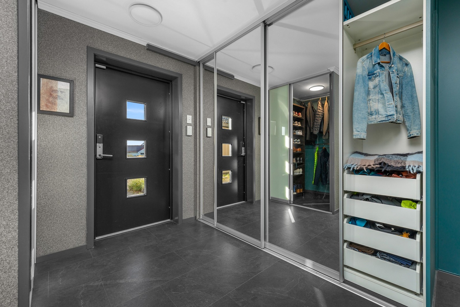 I hallen finner du både en bred skyvedørsgarderobe med speilfronter, samt et praktisk garderoberom. Galleribilde