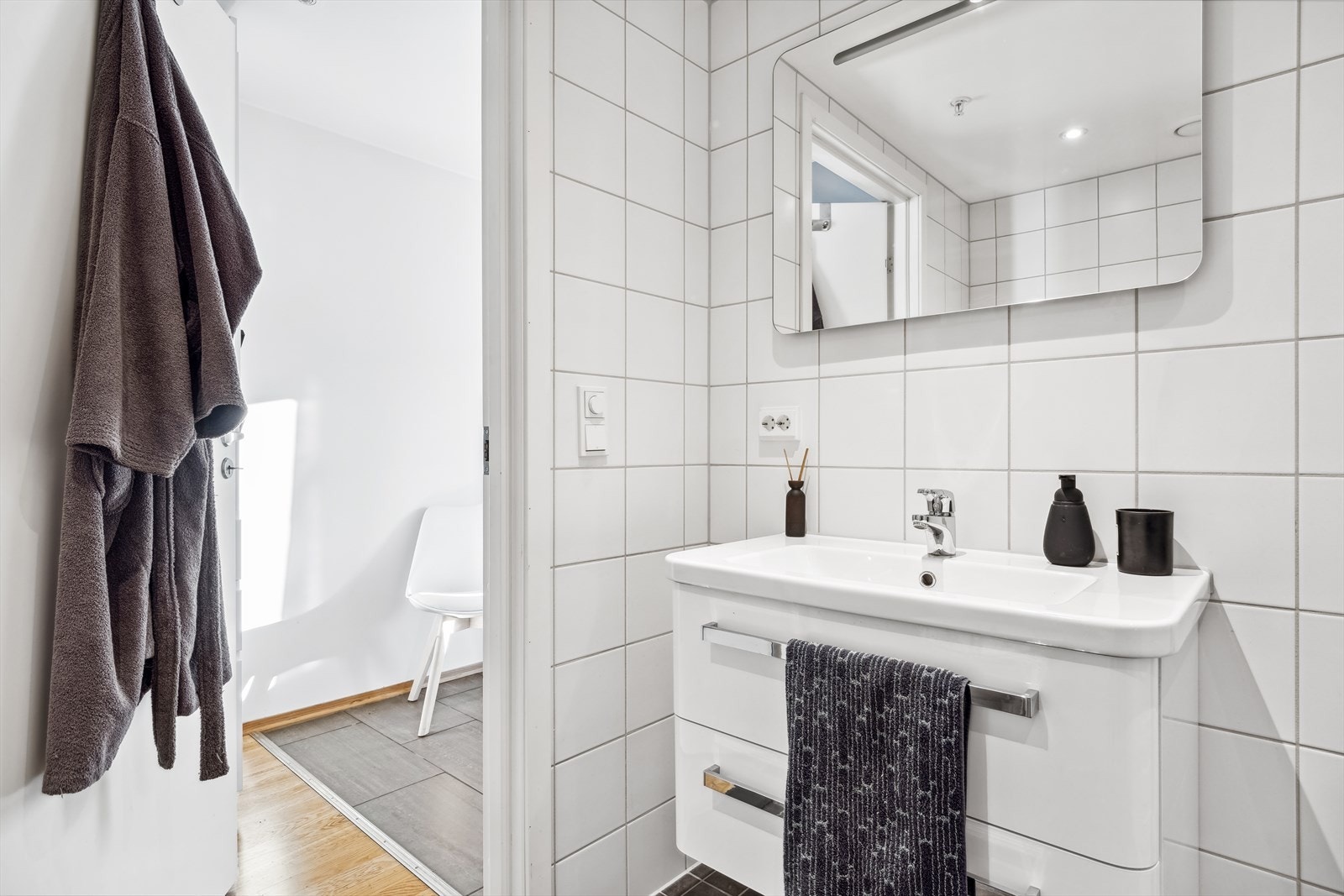 Baderoms innredningen har flotte stilren innredning og varmekabler i gulvet. Galleribilde