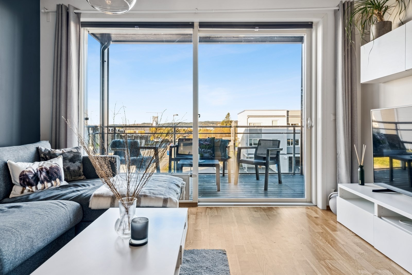 Leiligheten nyter godt av store vinduer i front og direkte utgang til balkong. Galleribilde