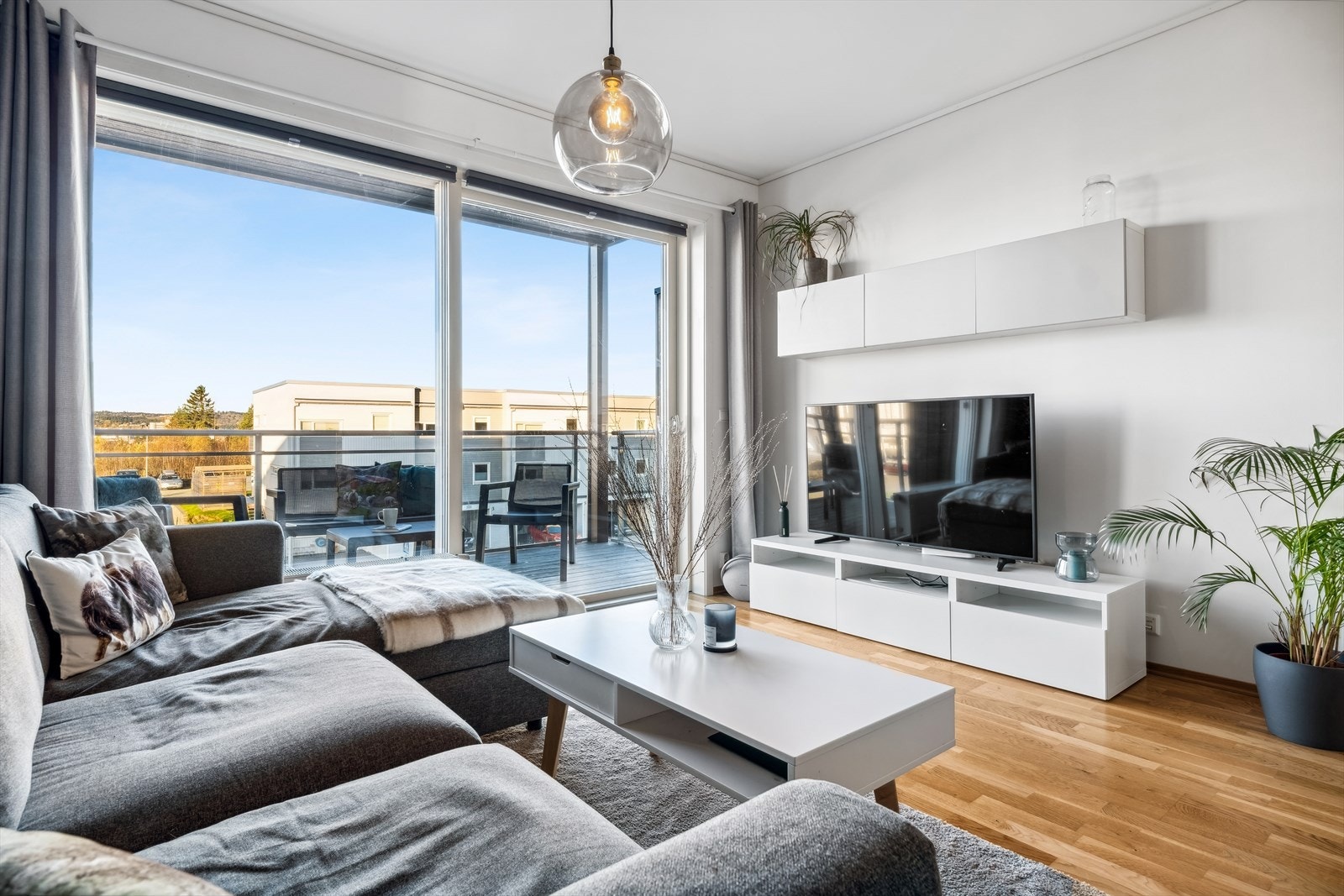 Boligen nyter flott utsikt fra både stuen og balkongen. Galleribilde