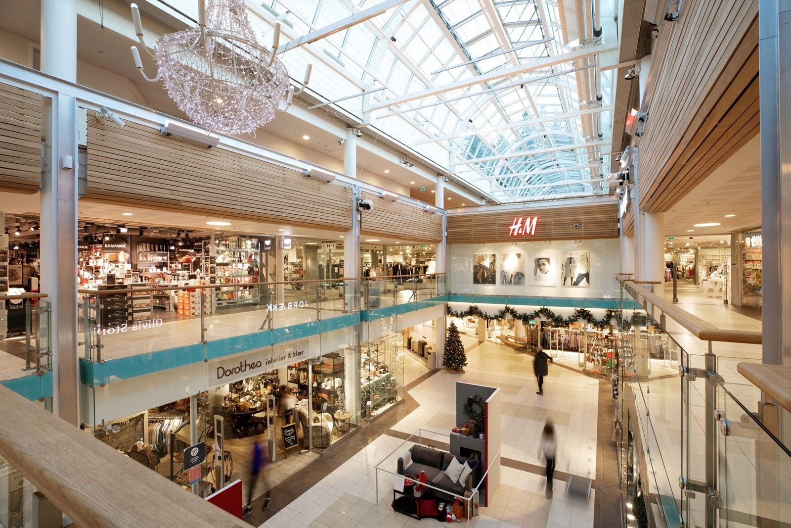 Holmen senter er det nærmeste kjøpesenter med et bredt utvalg av butikker og tjenester Galleribilde