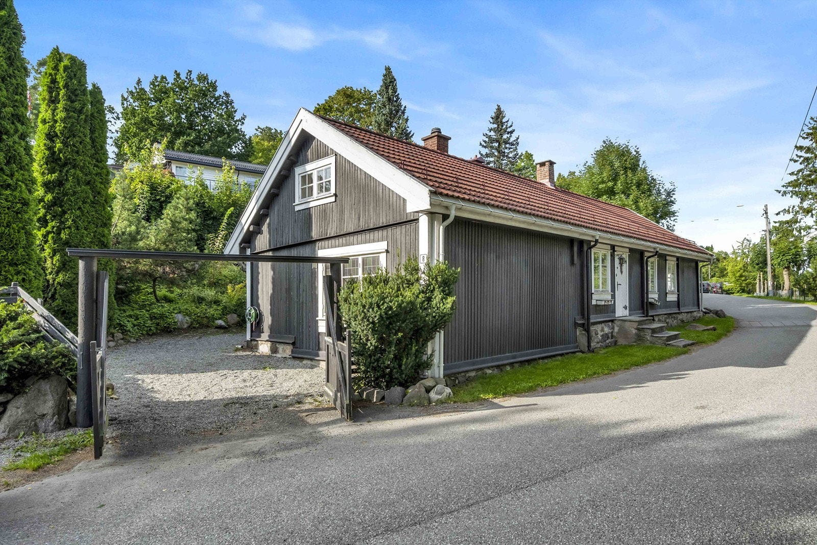 Eiendommen ligger i blindvei med kort avstand til flere skole-/barnehagetilbud, kollektiv transport, idrettstilbud, marka og bademuligheter ved sjøen Galleribilde