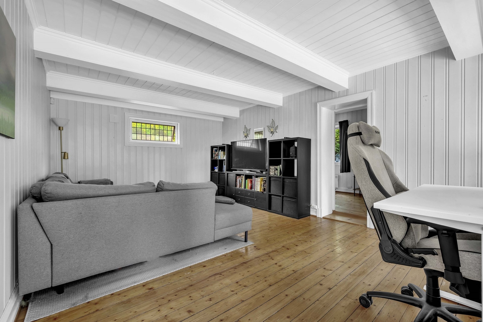 Stuen har god plass til både sofagrupper og spisebord Galleribilde