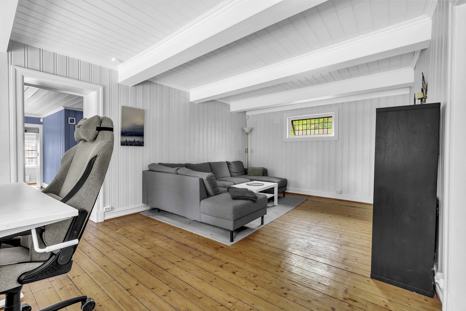 Stuen har god plass til både sofagrupper og spisebord Galleribilde