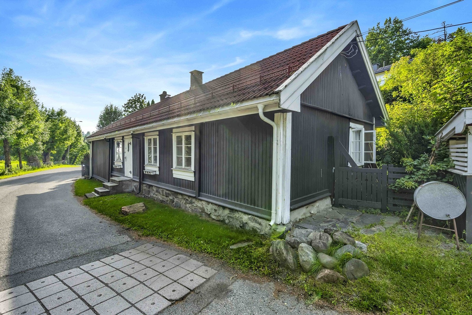 Boligen er oppført på 1600-tallet og innredet til boligformål i ca. 1900. Boligen har i regi av tidligere eier gjennomgått løpende vedlikehold fra ca. 1990 til ca. 2018 Galleribilde