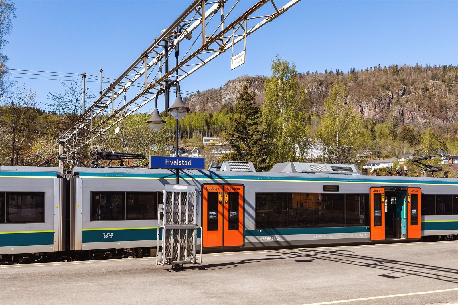 Hvalstad stasjon ligger innen gangavstand, og tar deg til Oslo, Asker og Sandvika Galleribilde