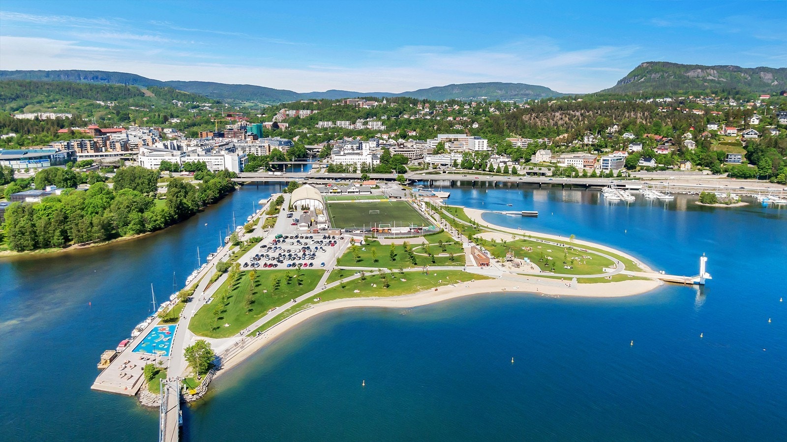 Kort kjørevei til Sandvika by med storsenter og idylliske bademuligheter langs Kadettangen og Kalvøya Galleribilde