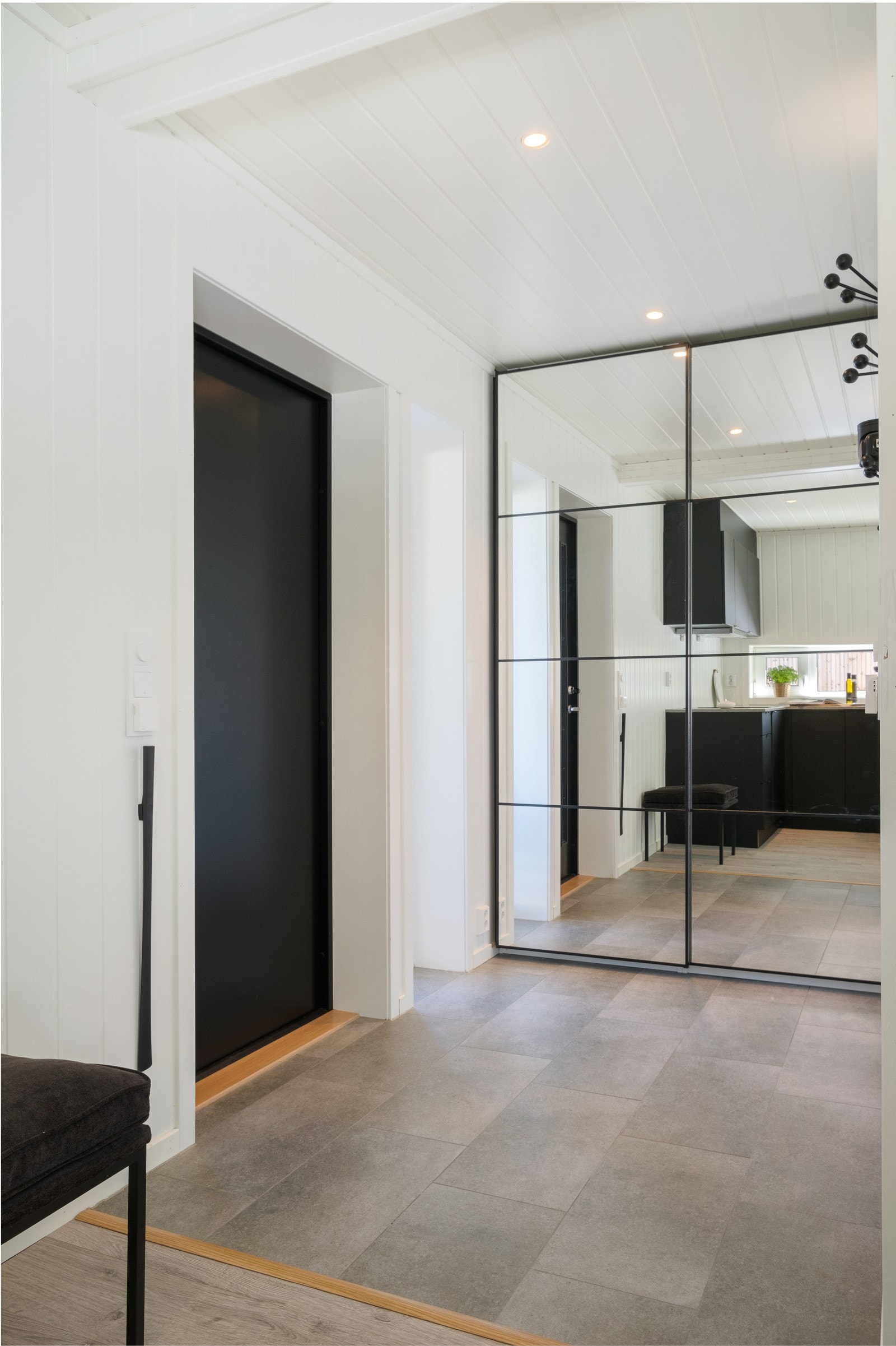 Lys entre med skyvedørsgarderobe. Galleribilde