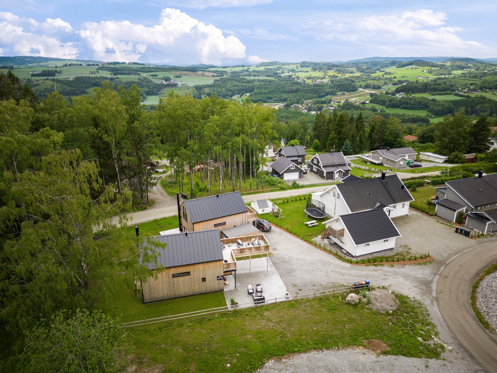 Boligen ligger ca. 4,5 km fra Brumunddal sentrum. Galleribilde