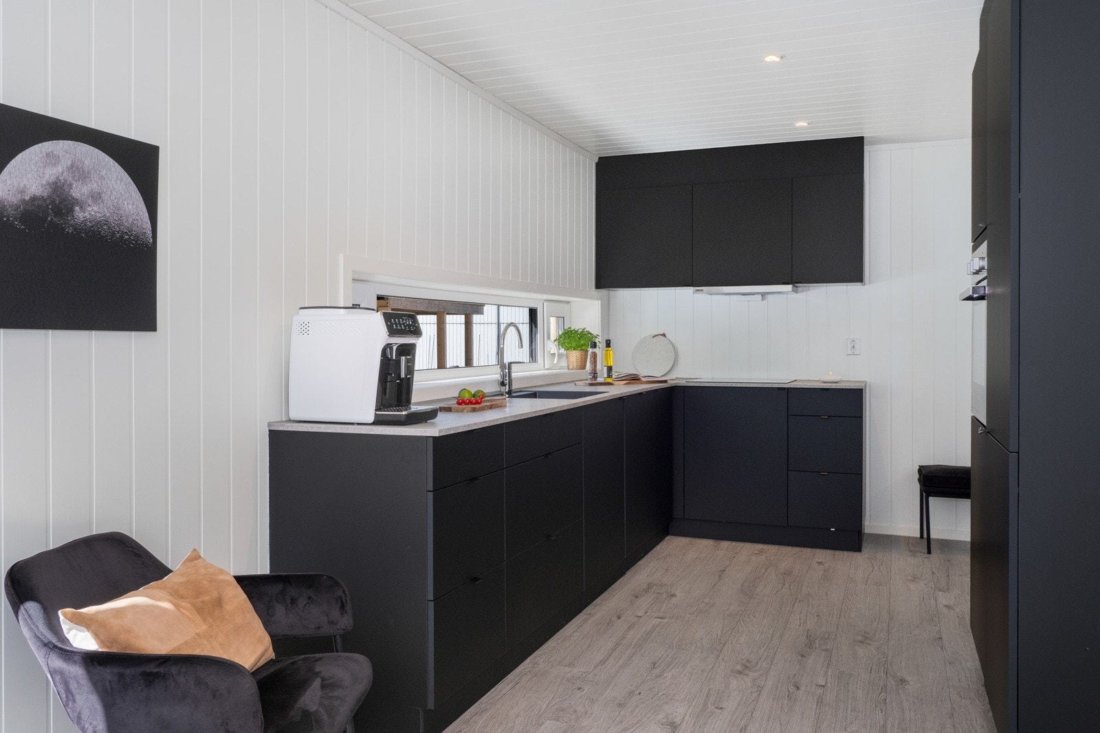 Kjøkkeninnredningen har integrert stekeovn, kombinert kjøl- og frys, oppvaskmaskin og induksjonstopp. Galleribilde