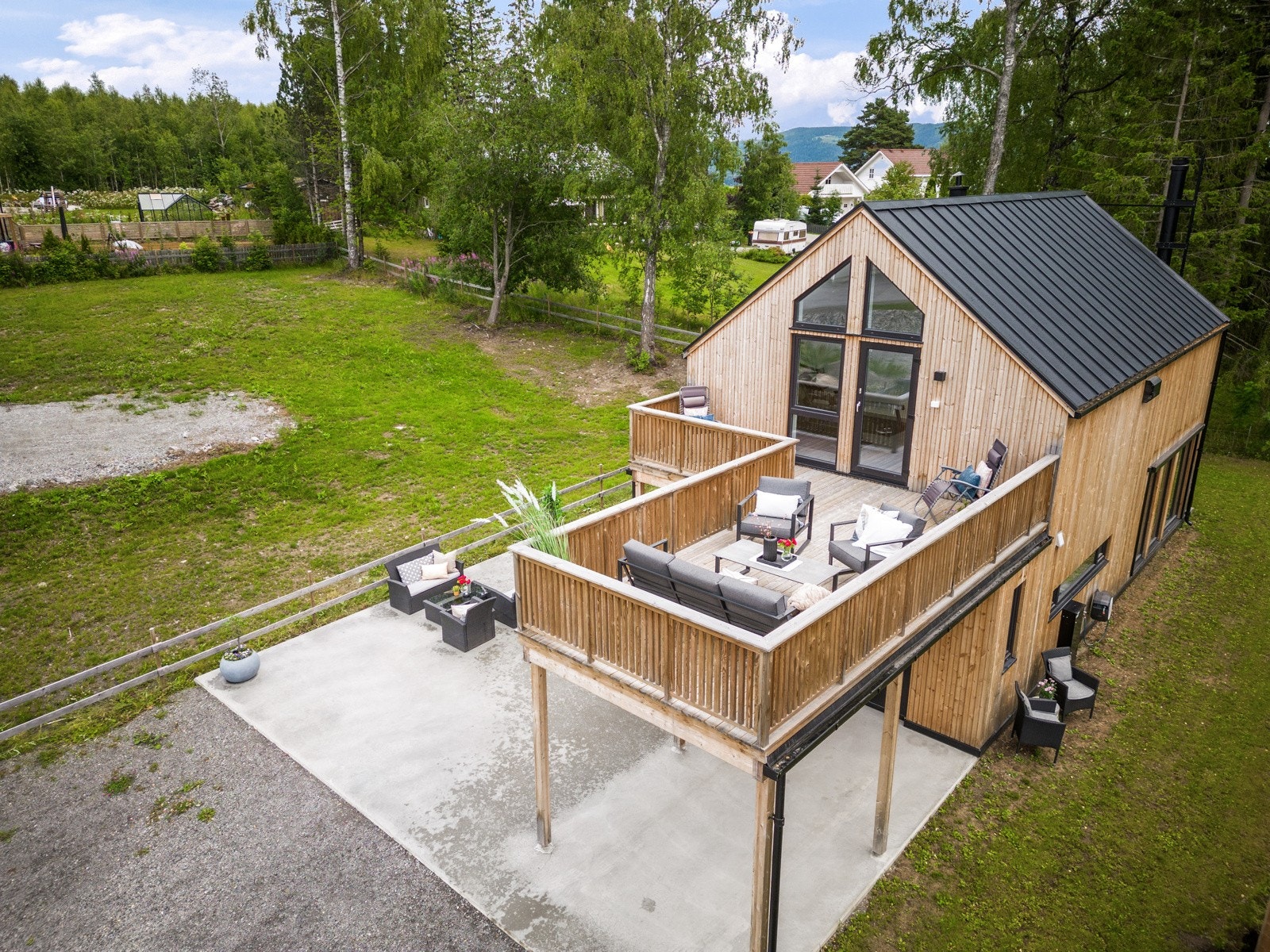 Balkong/veranda mot nordvest med carport under. Galleribilde
