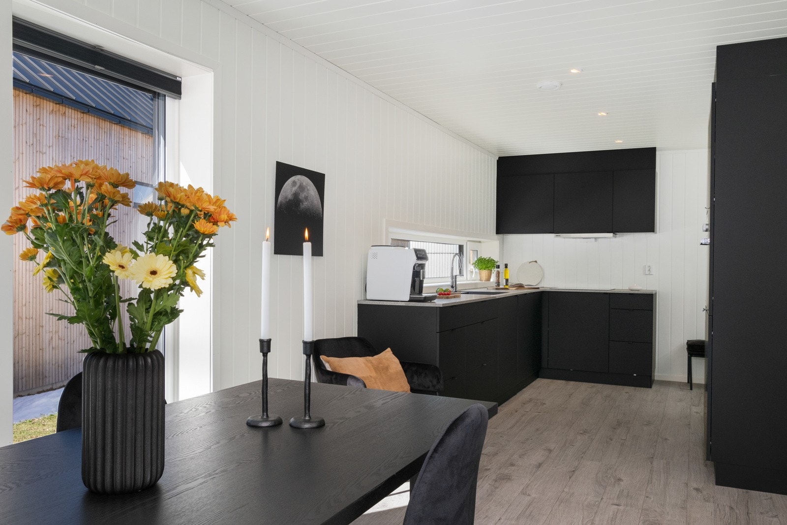 Det er plass til spisestue mellom kjøkken og stue. Galleribilde