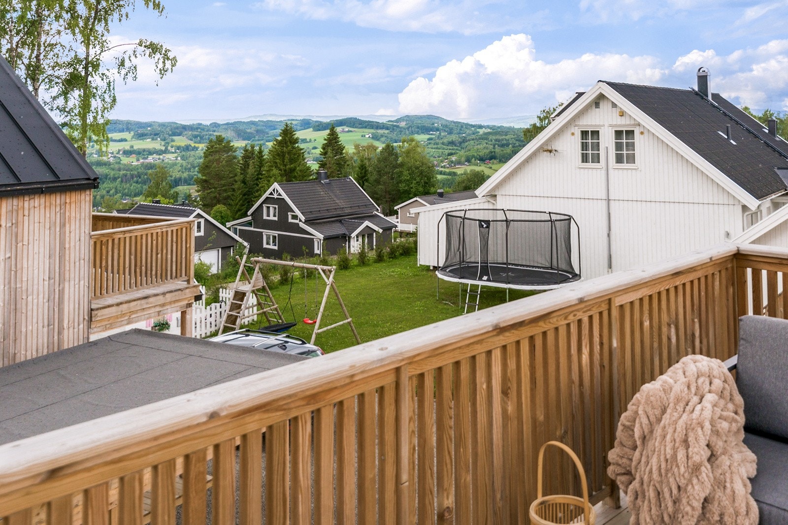 Boligen har felles tomt med nabohuset. Galleribilde