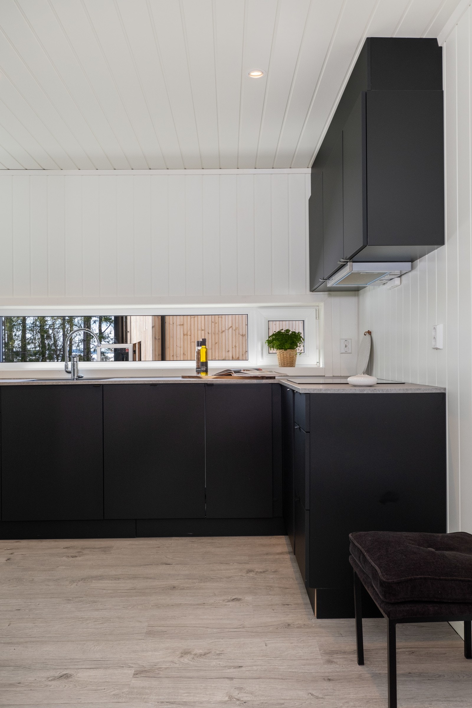 Boligen har et stilig og moderne kjøkken som ligger i åpen løsning mot stuen. Galleribilde