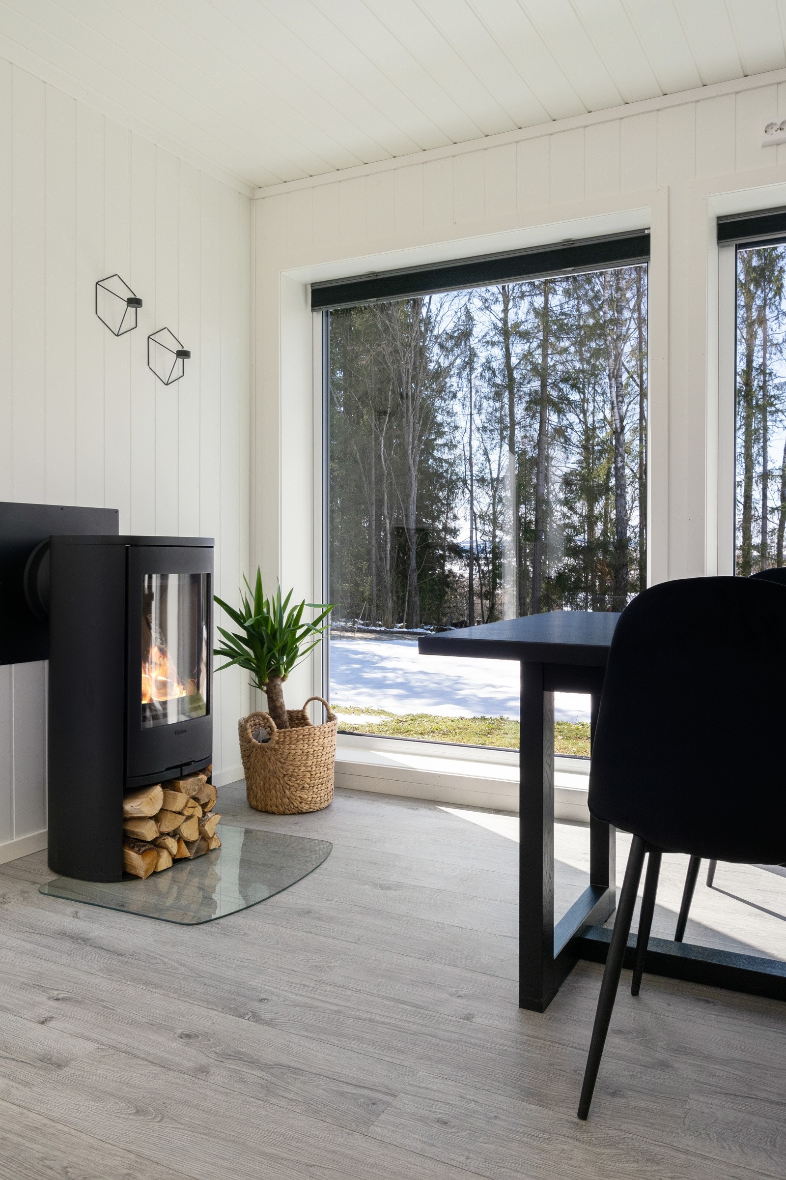 Store vindusflater er med på å slippe inn godt med dagslys i hele boligen. Galleribilde