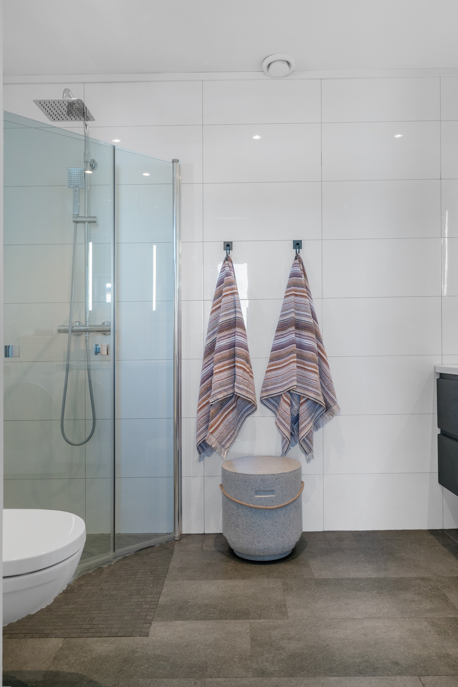 Flislagt bad med varme i gulv. Galleribilde