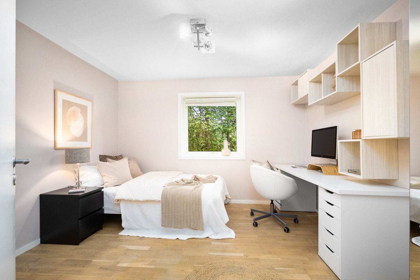 I underetasjen er det fire soverom, hvorav ett av disse i dag er benyttet som trimrom. Alle rommene er romslig i størrelsen, med god plass til dobbeltsenger om dette er ønskelig. Rommene kan også innredes med ytterligere møblement etter eget ønske. Galleribilde