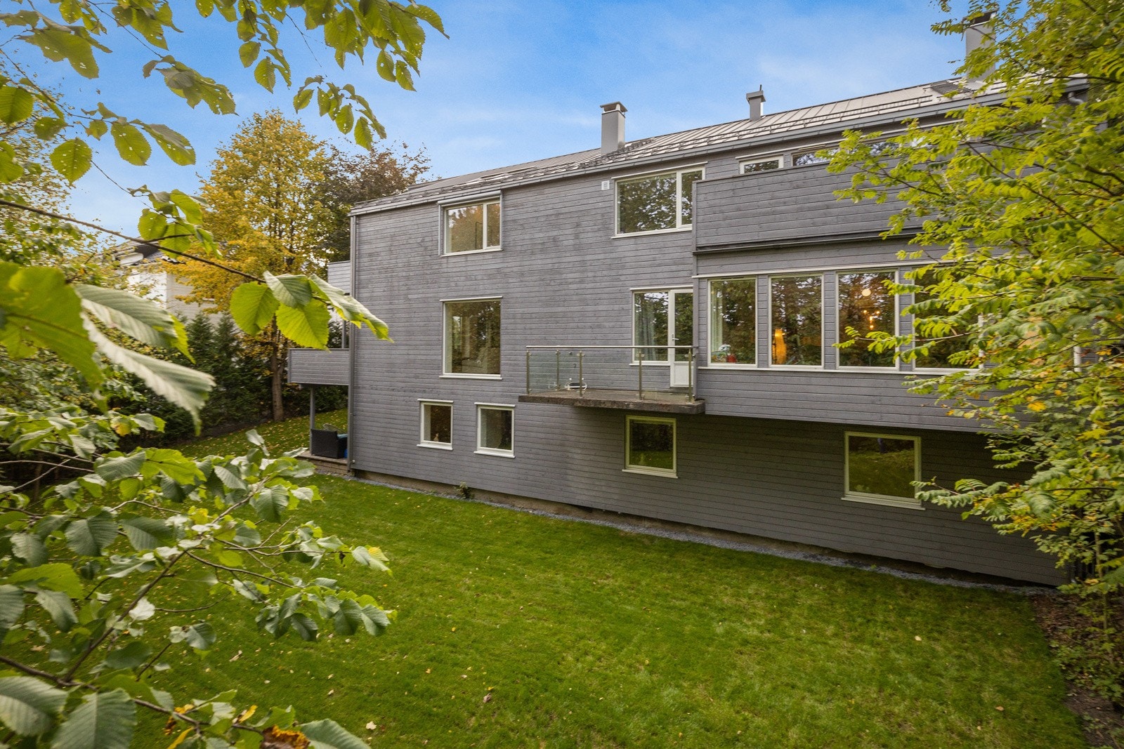 Eiendommen har en skrånet tomt, pent opparbeidet med stort plenareal. Tomten er skjermet, med lite innsyn. Galleribilde