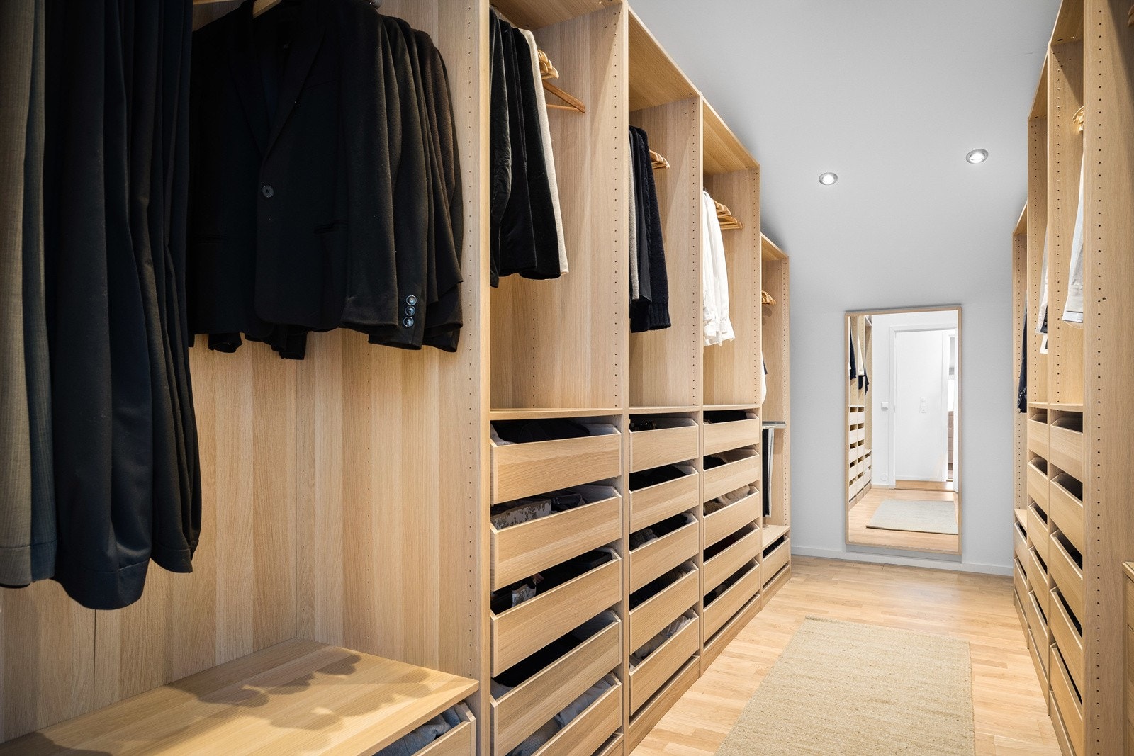 Boligen har et omkledningsrom i andre etasje med gjennomtenkt garderobeløsning og adkomst fra soverommet. Garderobeløsningen har skuffer for klær, sko, smykker og mer. I tillegg er det heng for jakker, kjoler, bluser, skjorter, gensere osv. Galleribilde