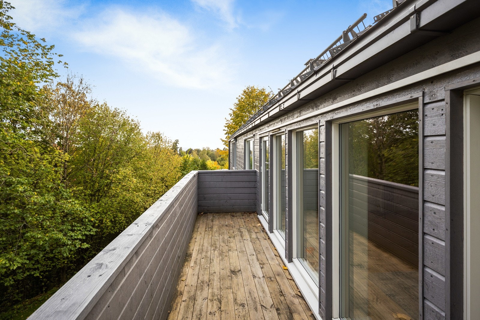 Fra stuen/kjøkkenet i 2.etasje er det utgang til en terrasse på ca. 6,7 kvm. På terrassen kan det etableres en koselig sitteplass, hvor måltider kan nytes i godt selskap. Terrassen byr på sol og naturskjønn utsikt. Galleribilde