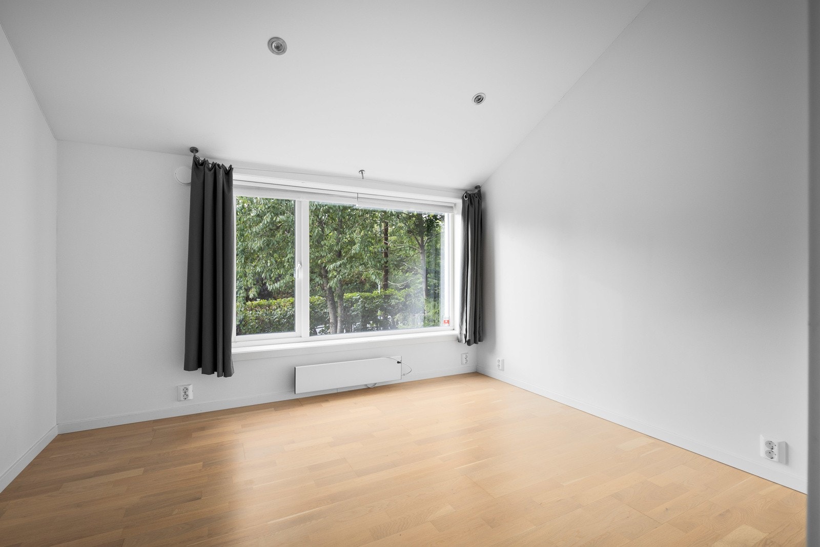 Begge rommene er holdt hvite og har store vinduer som gir godt med naturlig lys. Galleribilde