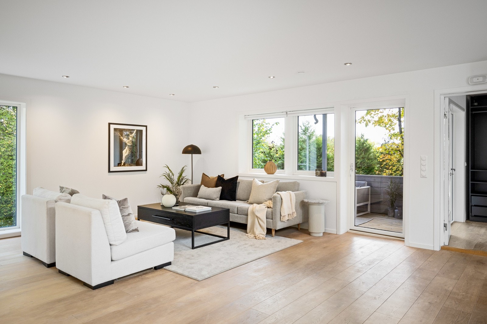 Det er en flott åpen stue/kjøkken løsning i 1. etasje. Rommet har parkett og veggene er malt lyse farger. I gulvet er det varmefolie. Det er store vindusflater på flere av veggene, noe som gir godt med naturlig lys. Galleribilde