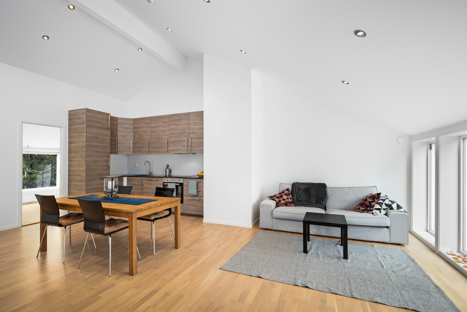 I andre etasje ligger stue / kjøkken i åpen løsning. Rommet er romslig og har store vindusflater som gir godt med lysinnslipp. Det er downlights i taket som gir godt med belysning. Rommet er malt hvitt. Galleribilde