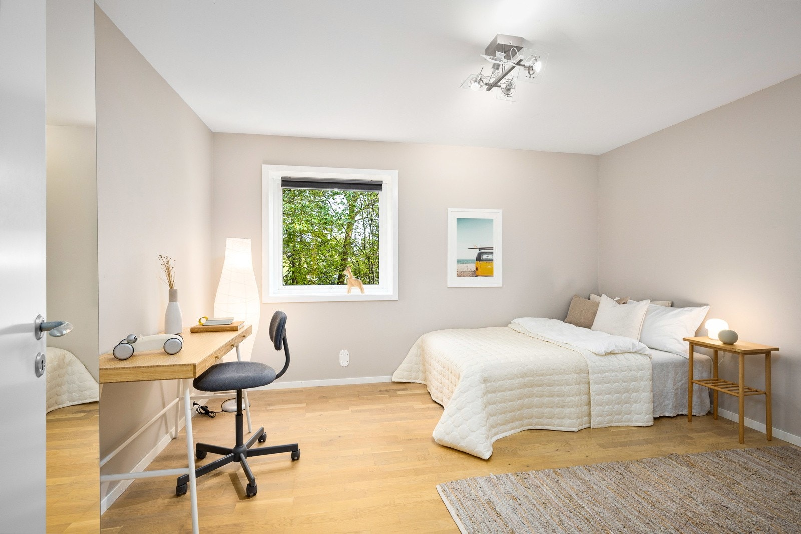 Rommene er alle holdt i lyse farger og har parkett på gulvet. Soverommene har alle gode vinduer, som gir godt med naturlig lys. Galleribilde