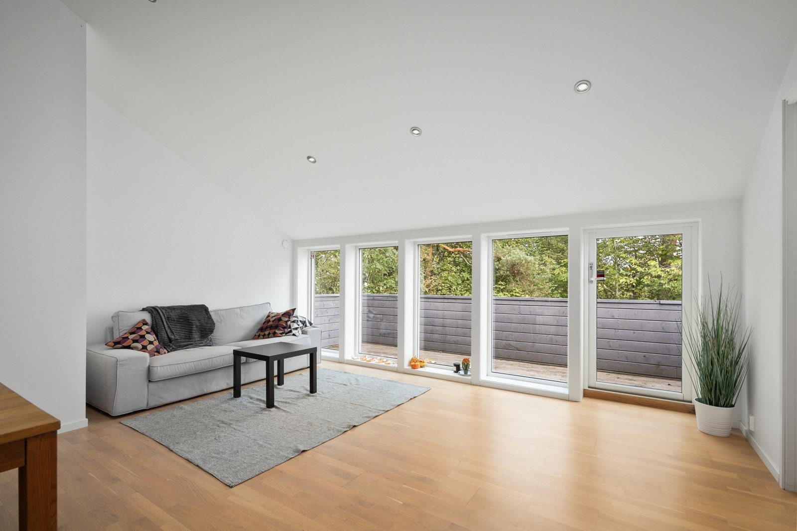 Rommets planløsning gjør det passende å etablere Tv-stue i ene delen av rommet og spisestue i tilknytning til kjøkkenet. Galleribilde