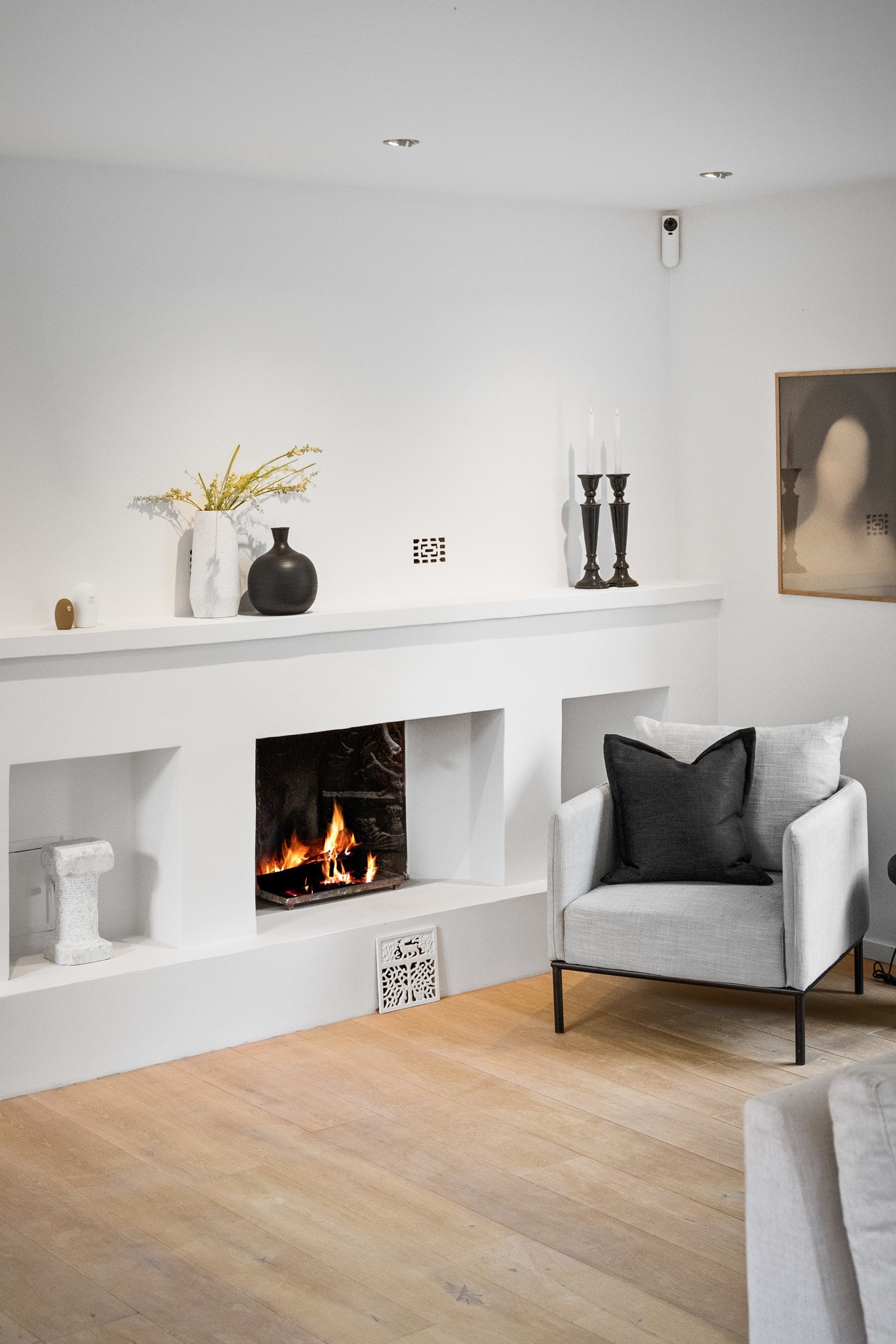 I stuen er det en stor og fin peis, som bidrar til både hygge og varme. Stuen er romslig, så her kan det innredes med flere sittegrupper etter eget behov. Galleribilde