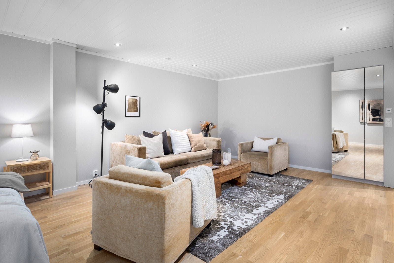 Rommet er holdt i lyse toner og har parkett på gulvet. I gulvet er det varmefolie, slik at du kan ha det godt og varmt. I taket er det downlights, som gir en behagelig lyskilde. Galleribilde