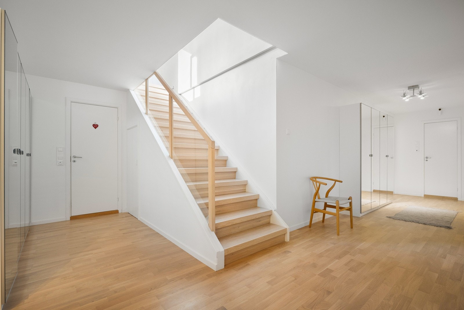 Hoveddelen i boligen har entré både i underetasjen og i første etasje. Entréen i underetasjen er romslig og gir mulighet for å møblere etter eget behov og ønske. I entréen/mellomgangen er det to store garderobeskap med speilfronter, til oppbevaring. Galleribilde