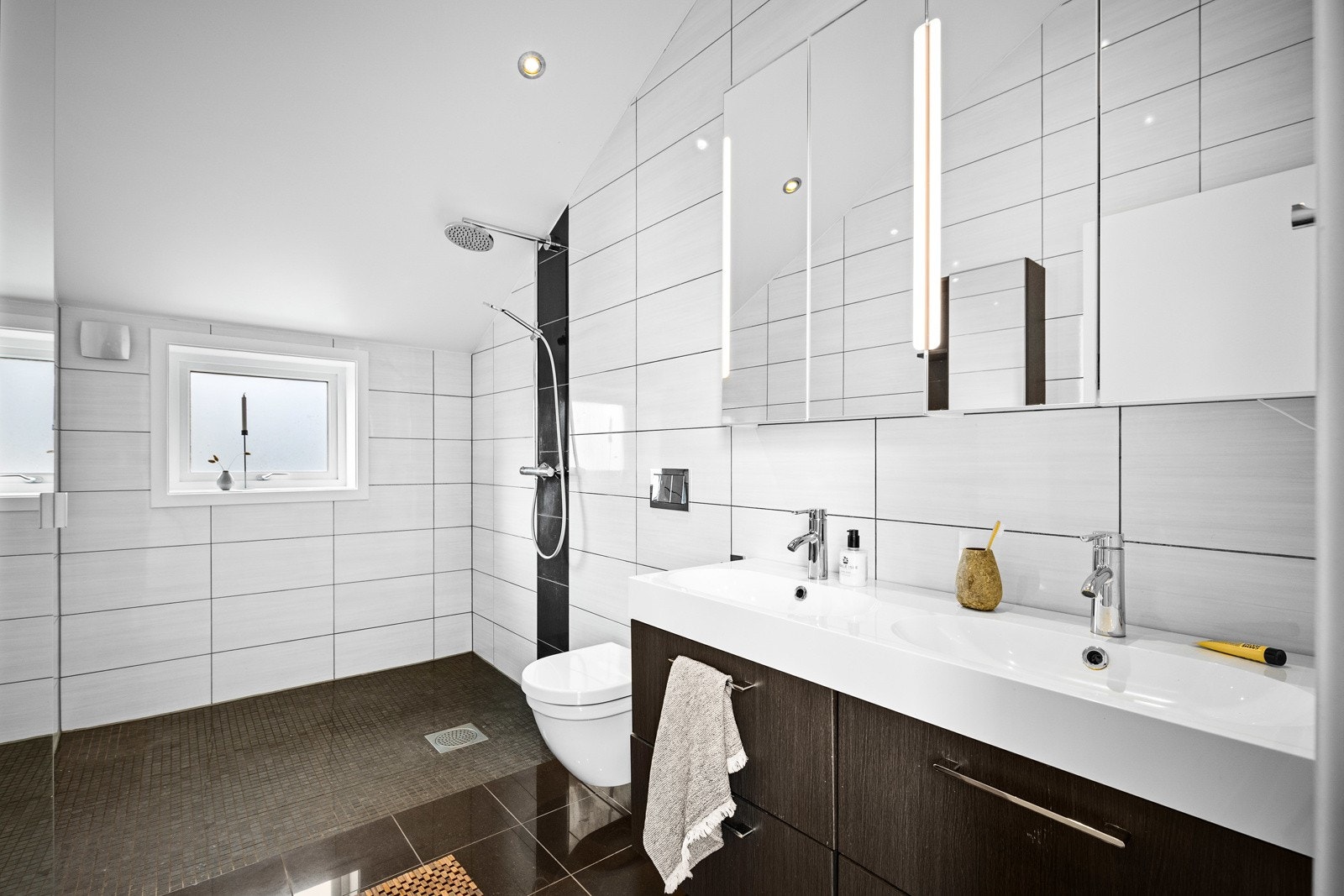 Badet i etasjen ligger med adkomst fra soverommet. Badet har flislagte gulv og vegger. I gulvet er det elektriske varmekabler. Galleribilde