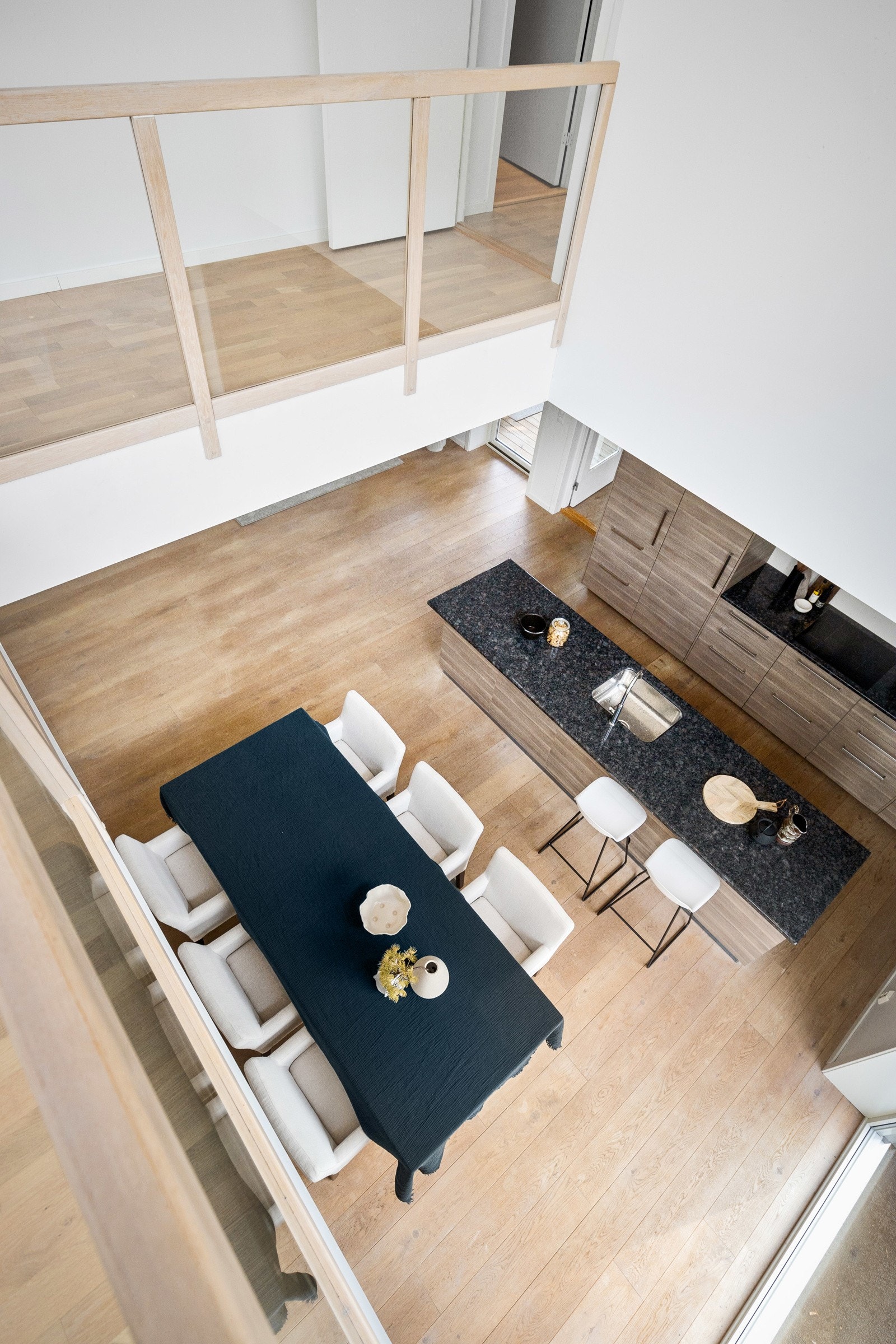 Stuens planløsning gjør det passende å innrede med sofagruppe i den ene enden og spisestue i tilknytning til kjøkkenet. Galleribilde