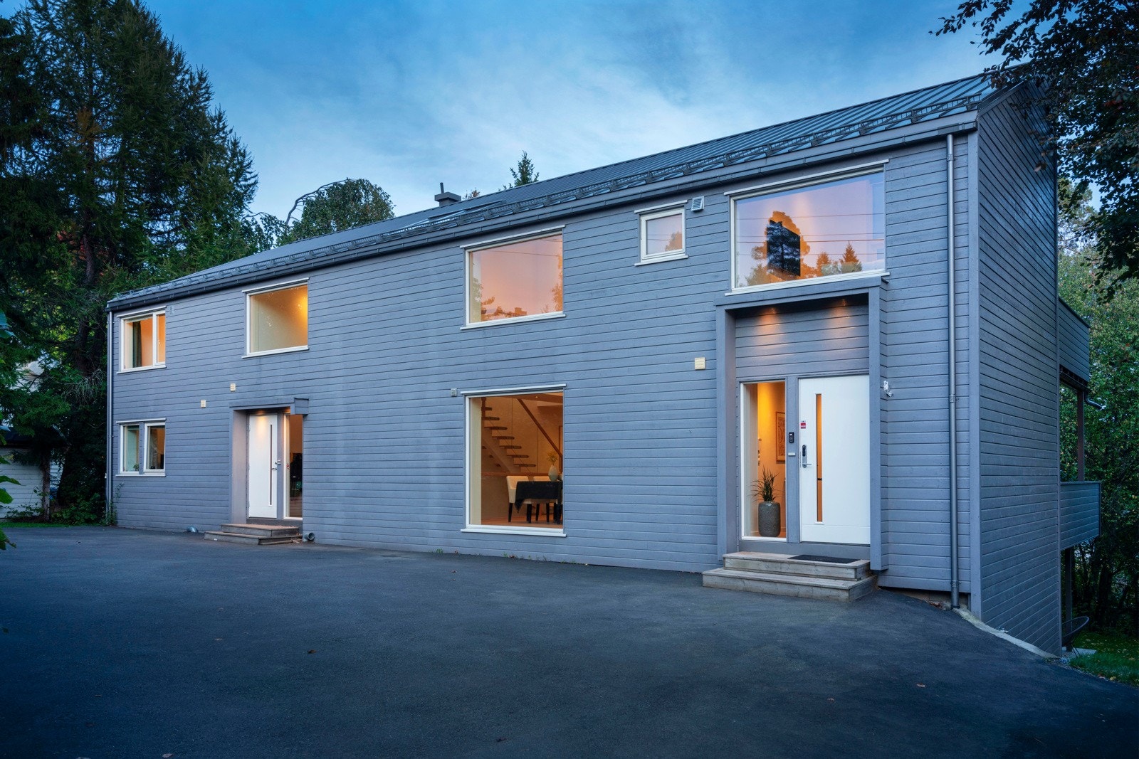 Boligen har en frittstående garasje på ca. 16 kvm, med god plass til parkering av en bil. Det er også parkeringsmuligheter for fire-fem biler på boligens gårdsplass. Galleribilde