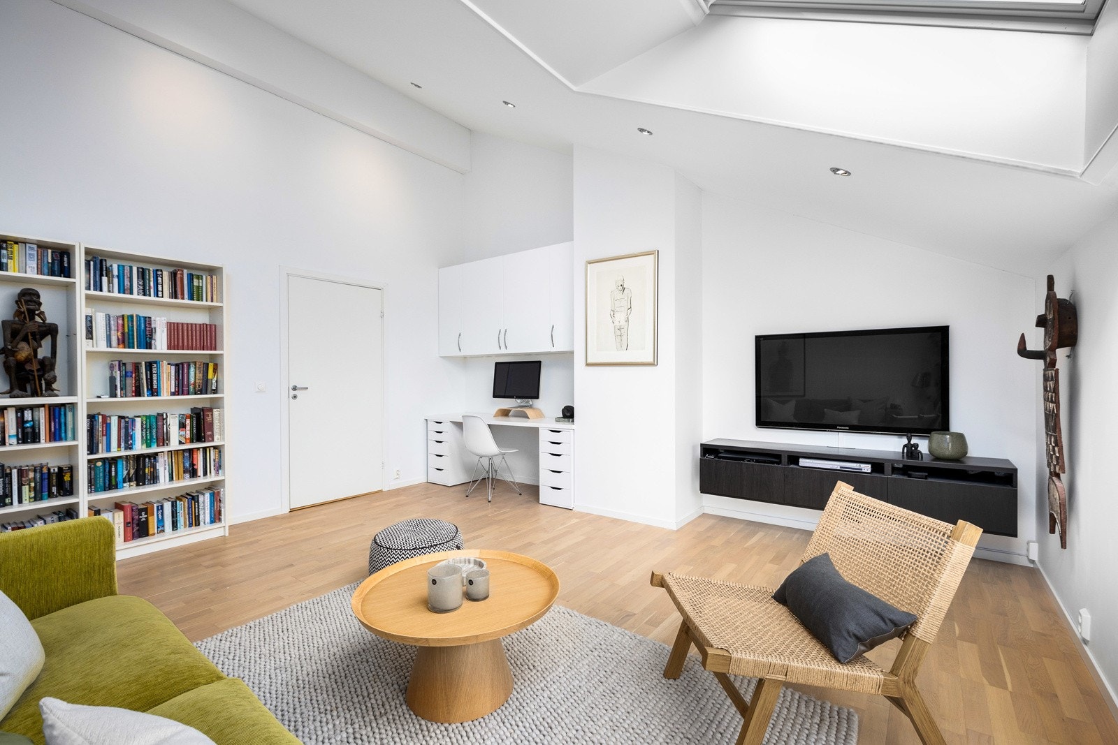 Rommet har et passende hjørne hvor det kan etableres en kontorplass. Perfekt dersom en i familien skal gjøre lekser eller ha hjemmekontor. Galleribilde