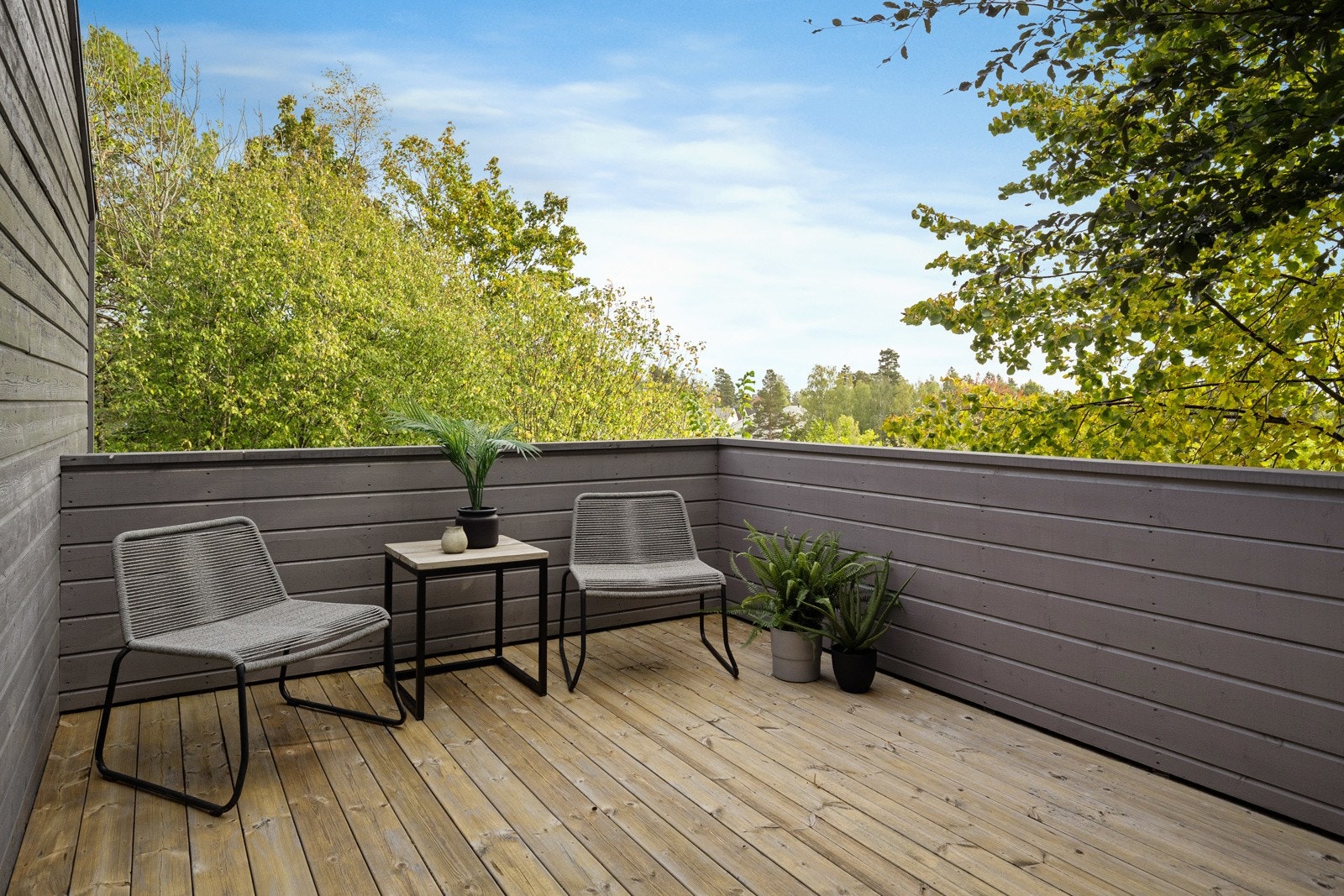 Rommet har utgang til en herlig balkong på ca 10 kvm. Her kan solen nytes i koselig selskap eller helt alene om man ønsker litt fred og ro. Galleribilde