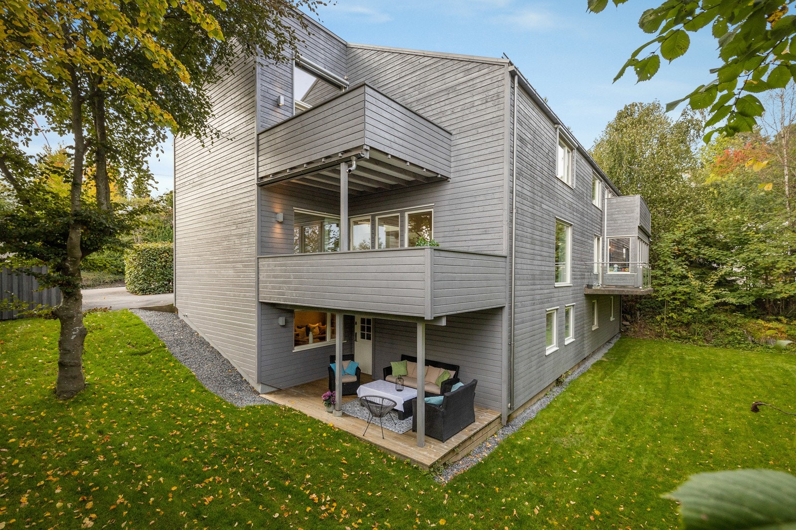 Eiendommen byr på hele 5 ulike uteplasser i form av terrasser og balkonger, hvorav tre tilhører hoveddelen og to tilhører uteleidelene. Galleribilde