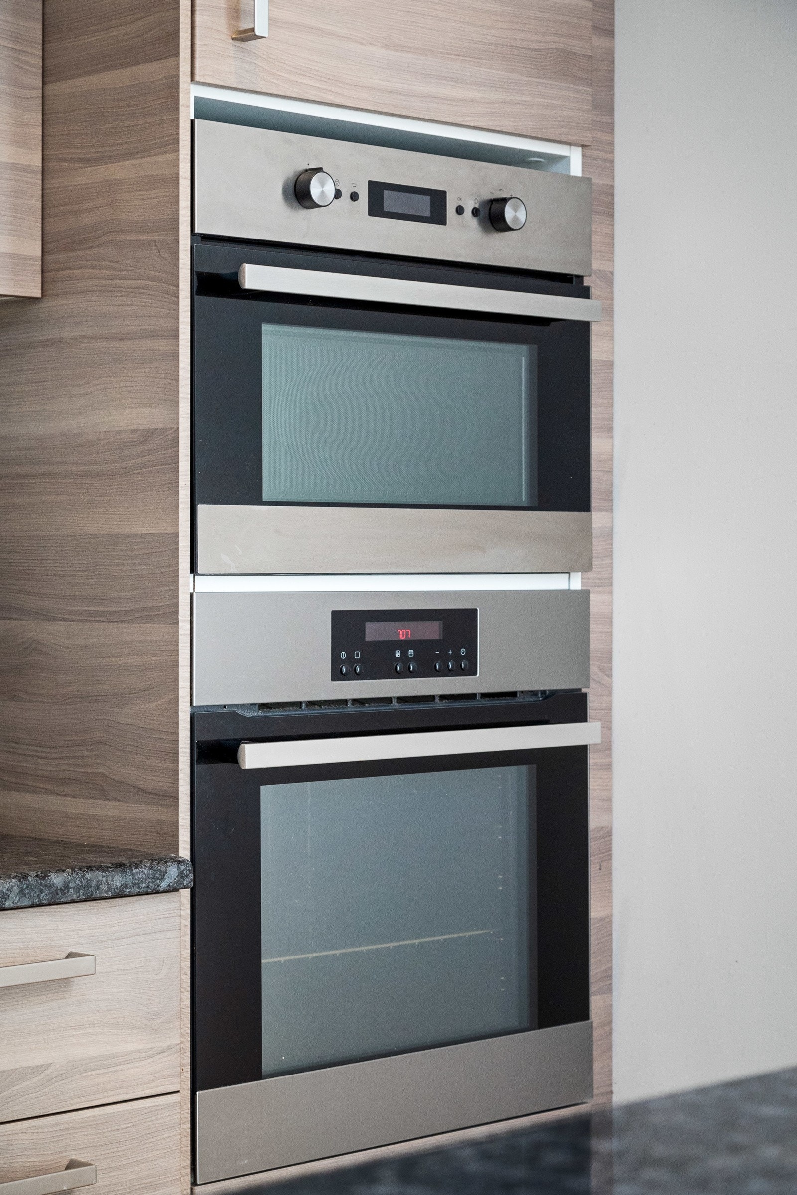 Kjøkkenet har integrert platetopp, komfyr, mikro, kjøleskap og oppvaskmaskin. Galleribilde