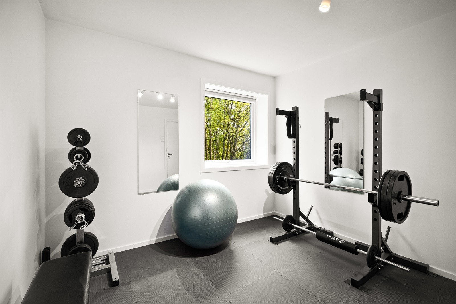 På trimrommet er det lagt løse matter oppå parketten, slik at gulvet tåler bruken av treningsutstyret. (Trimrommet er godkjent til bruk som soverom.) Galleribilde