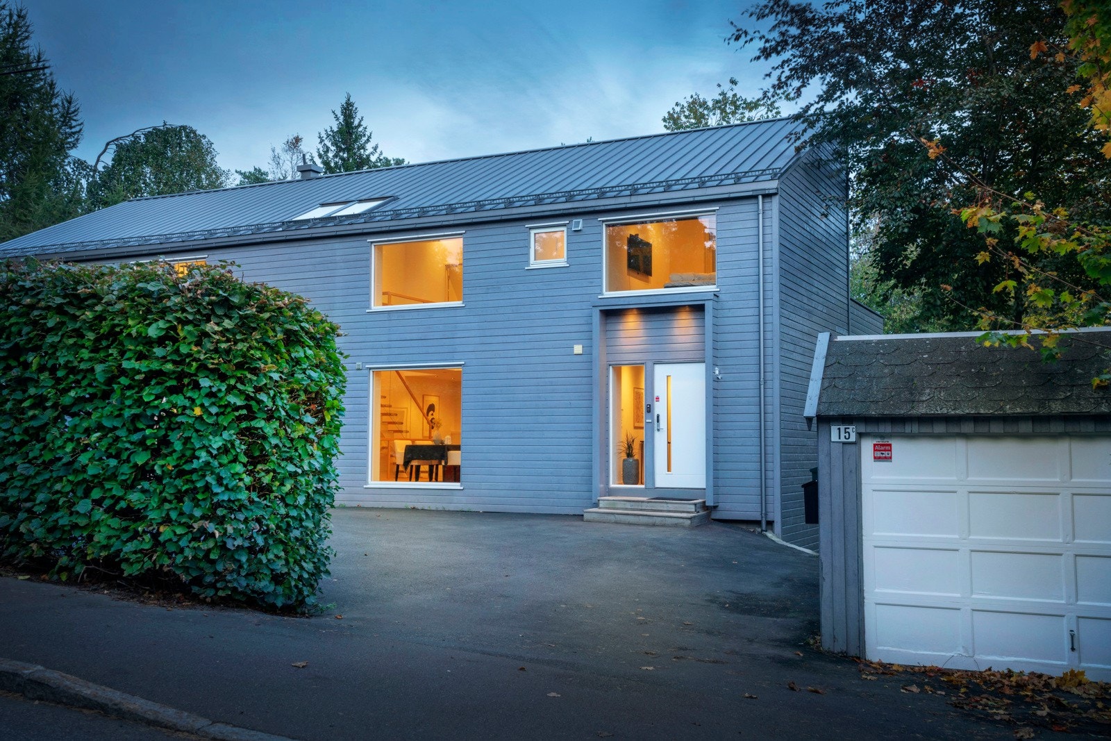 Eiendommen ligger i barnevennlig område på Slemdal/Gulleråsen. Herfra er det kort vei til daglivarebutikker, T-bane, barnehager, skoler, idrettsanlegg og ikke minst Marka med alle sine flotte turmuligheter. Galleribilde