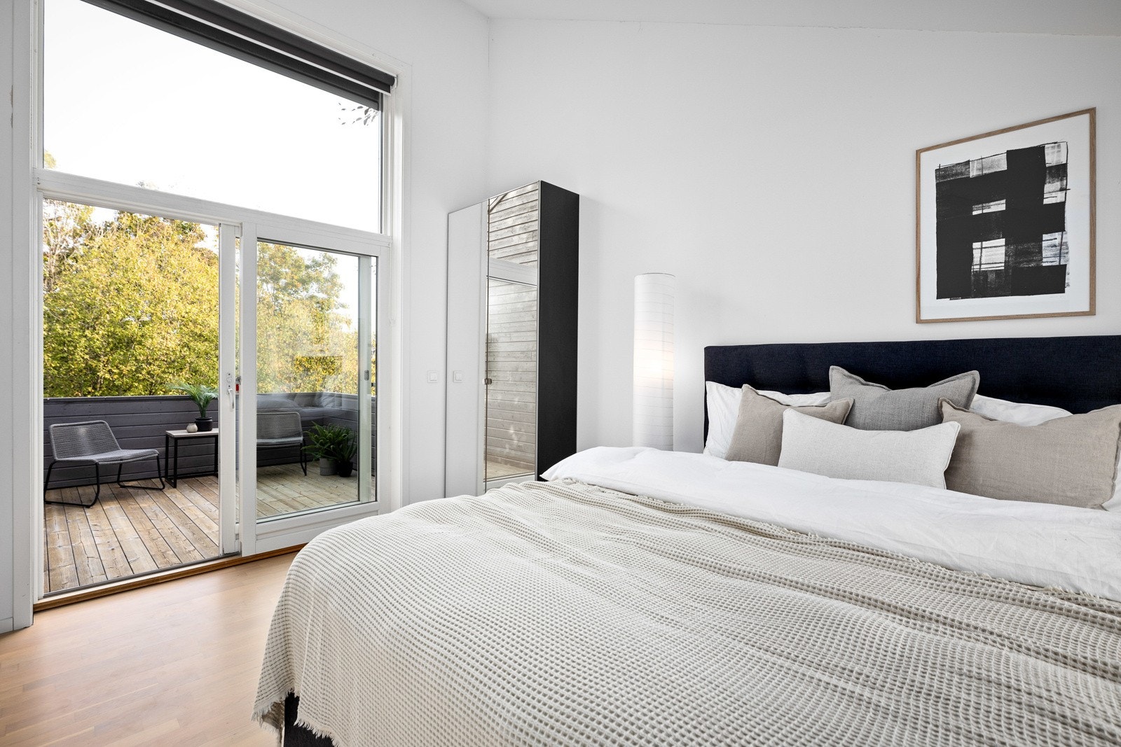 I boligens andre etasje er det et soverom. Her oppe kan de voksene skape sin egen masteravdeling. Fra soverommet er det adkomst til eget bad, omkledningsrom og balkong med utsikt. Galleribilde