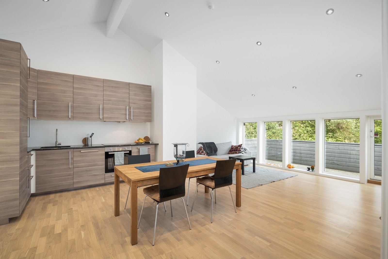 Kjøkkenet er holdt i samme stil som kjøkkenet i 1.etasje. Kjøkkenet har benke- og overskap med slette fronter og benkeplate av stein. På kjøkkenet er det integrert platetopp, komfyr, kjøl/frys og oppvaskmaskin. Galleribilde