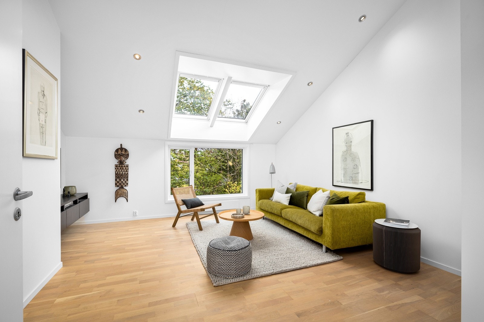 I andre etasje har boligen en romslig loftstue, som også benyttes til kontor. Loftstuen gir ekstra muligheter for familien. Her oppe kan f.eks. de voksne skape seg en egen stille frisone. Galleribilde