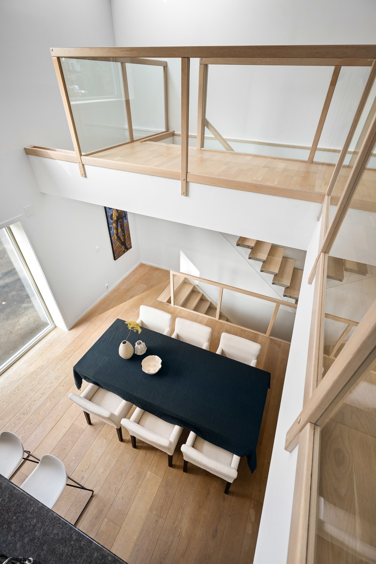 Fra gangen i 2. etasje er det åpent ned mot stue/kjøkken sonen i 1. etasje. Galleribilde