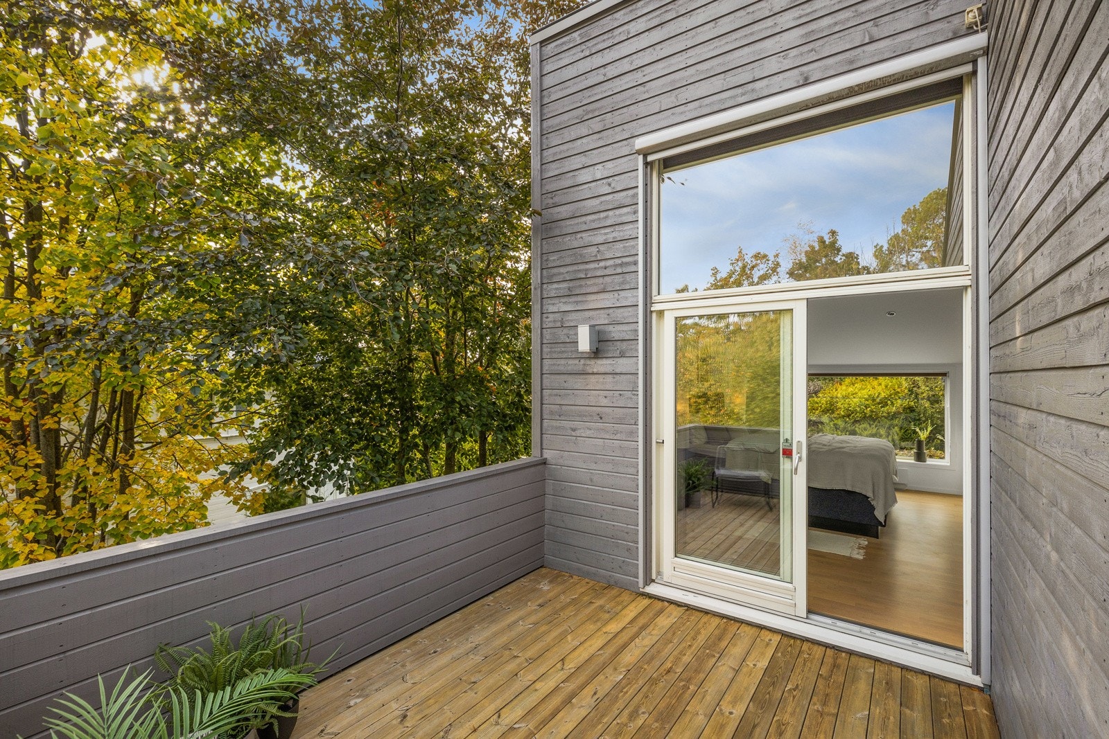 Soverom har store vinduflater som bidrar til godt med naturlig lys og slipper den flotte naturen inn i rommet. På ene siden av rommet er det utgang til egen balkong. Galleribilde