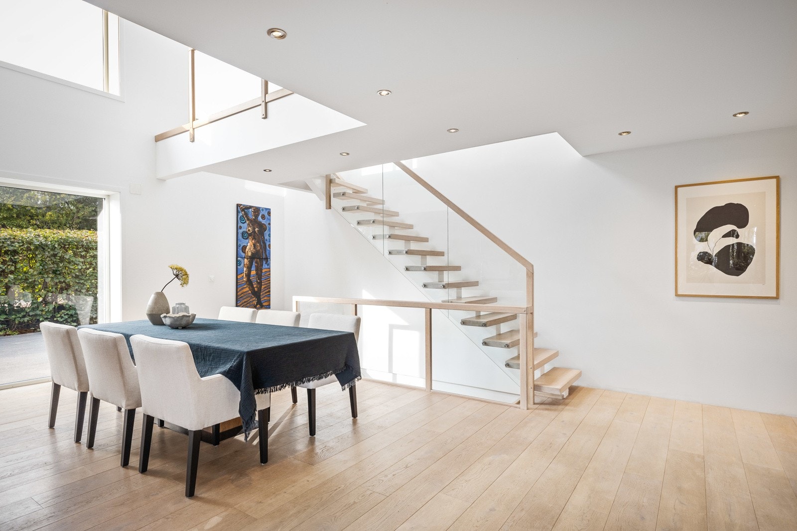 Her er det god plass til et stort langbord, med plass til både venner og familie. Galleribilde